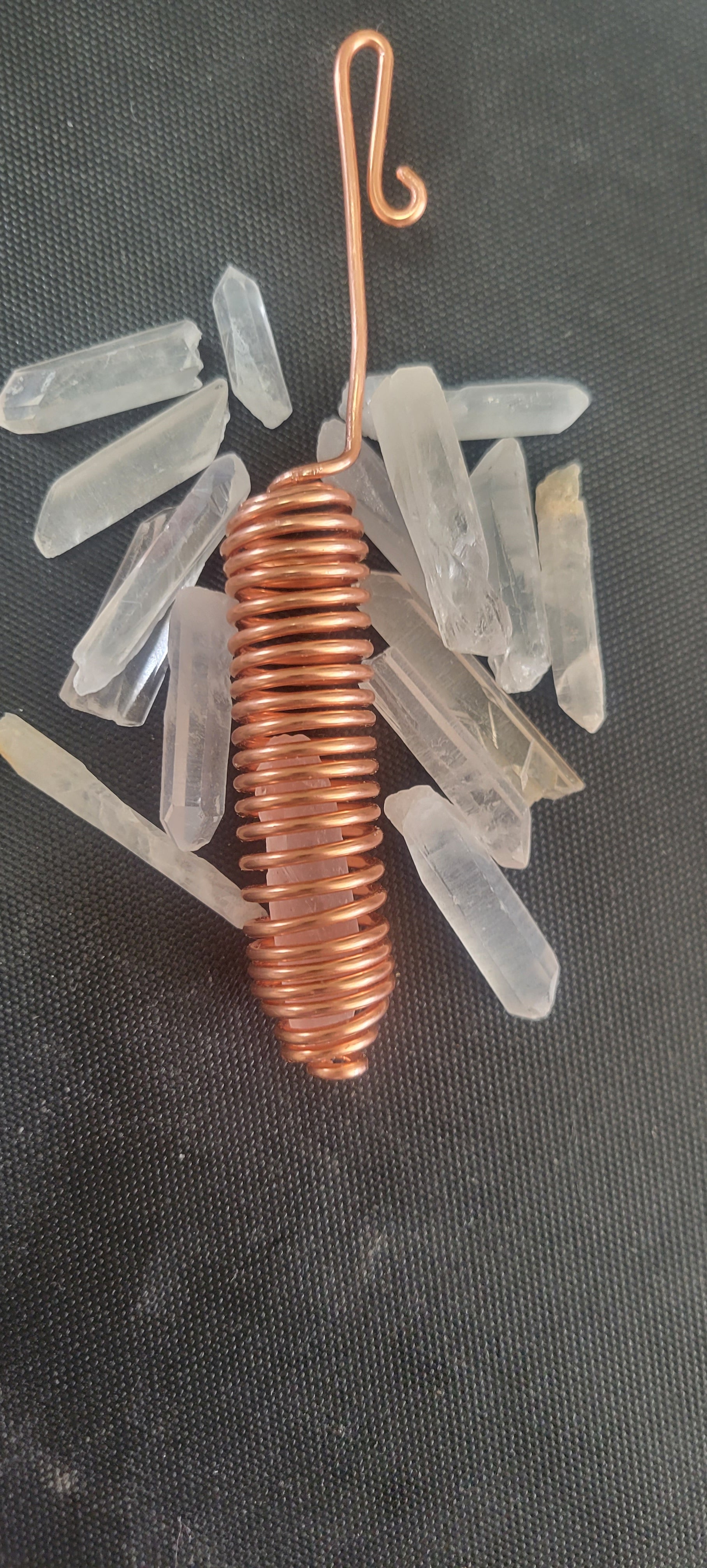 Vizes pohárba akasztható rézspirál hegyikristályokkal belül - A&T Harmonies