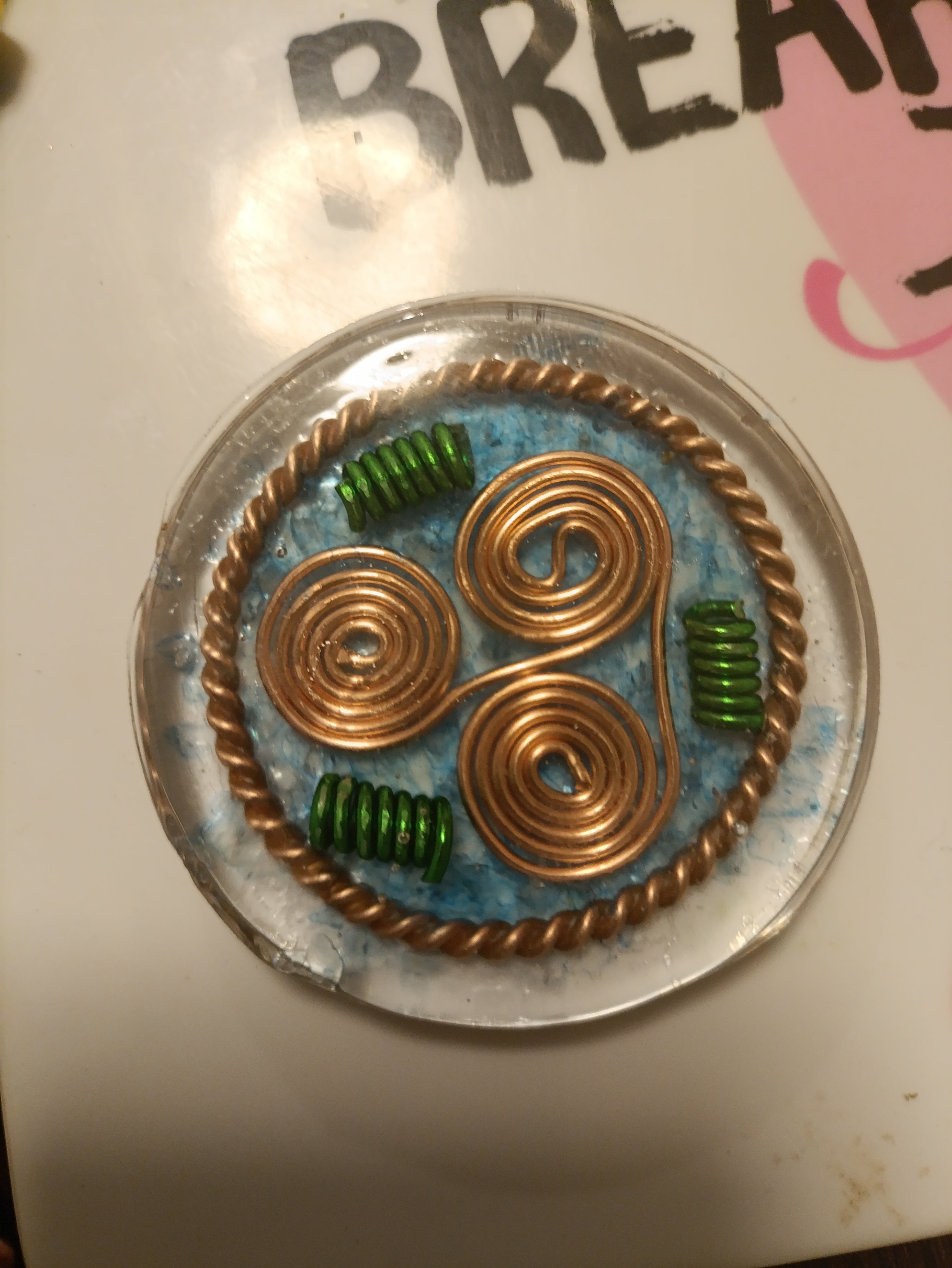 Vízstrukturáló poháralátét – kék kvarckristály, Lost  Cubit tensor és Triskelioni víz szimbólum - A&T Harmonies